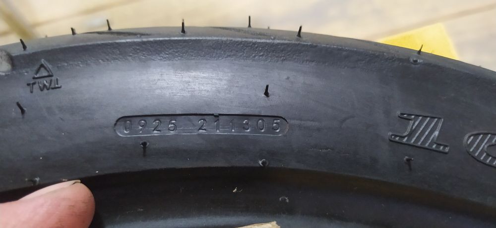 Шина нова є тільки передня 1300