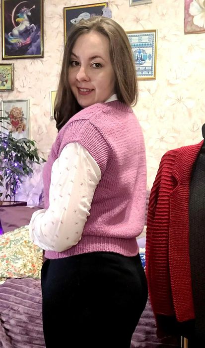 Ніжний рожевий вовняний жилет — теплий та стильний акцент