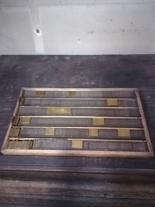 Caixa de Tipografia com placas de latão. 9Kg.