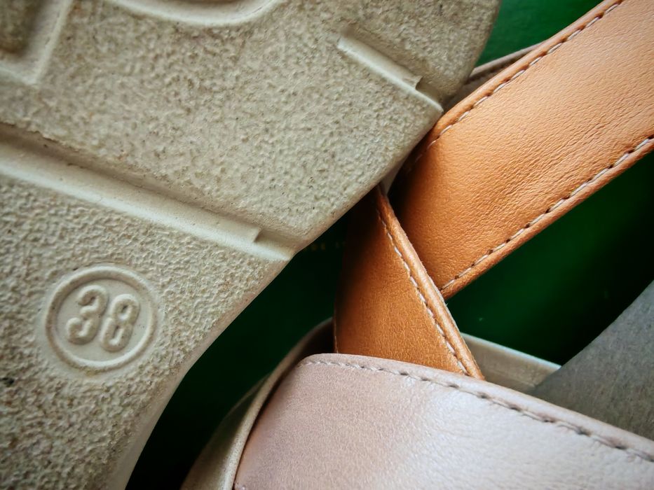 Um par de sandálias e uns sapatos de senhora