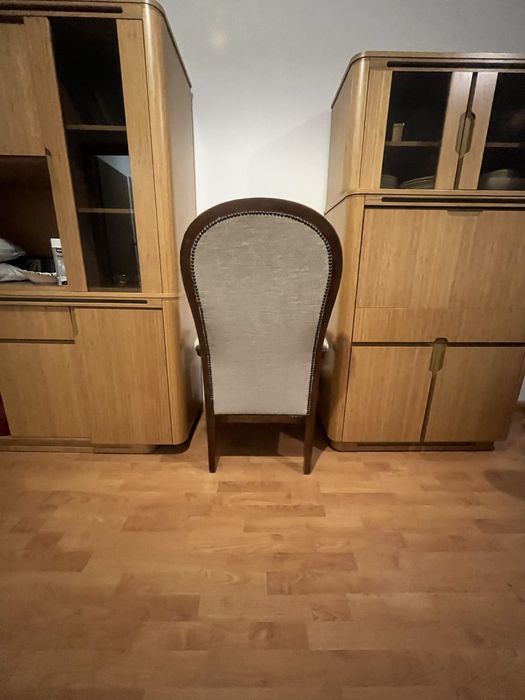 Stary fotel z oryginalnym welurem