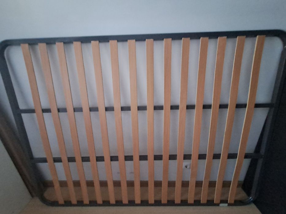 Cama de casal em  madeira com gavetas