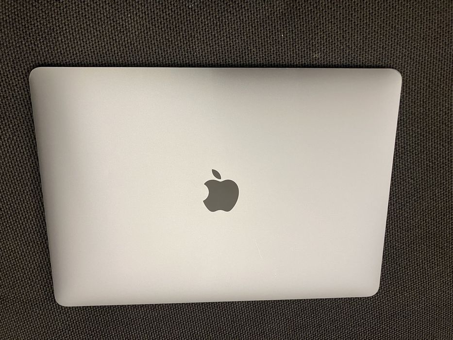 Apple MacBook Air M1 2020. 256 ГБ в хорошем состоянии.