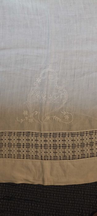 Lençol de linho branco com bordado