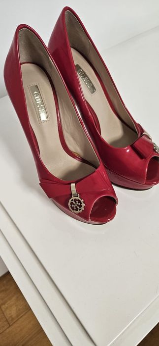 Sapatos vermelhos guess