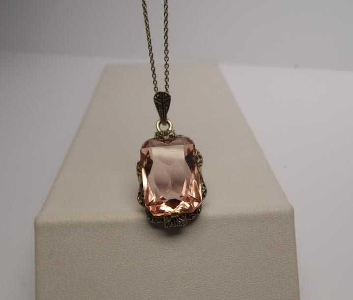Przedwojenna zawieszka łososiowo różowy kamień.