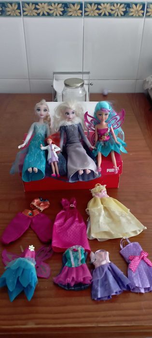 Quatro bonecas Disney