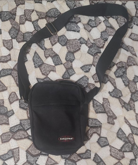 Продам сумку мессенджер Eastpak