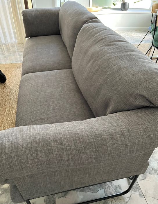 Sofá tecido cinzento com almofadas