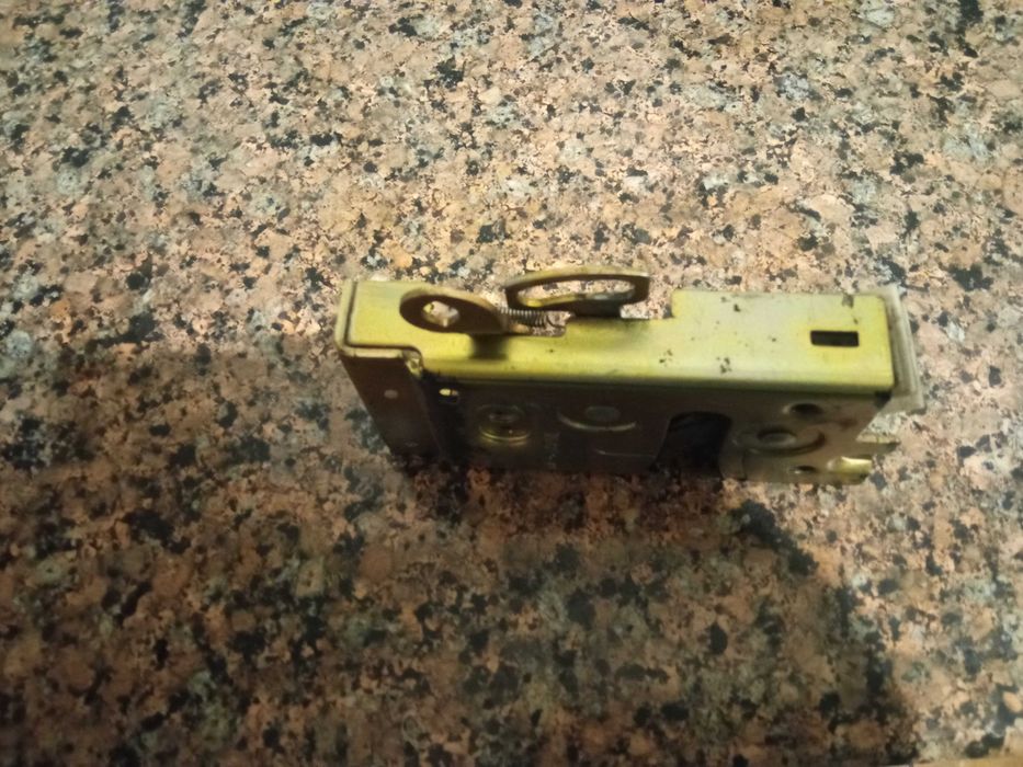 Замок передній правий дверки 96FG-A219A64-AB Фієста Кур’єр Мк4 Dopre