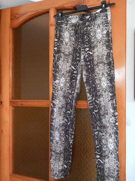 Spodnie z wzorem wężowym