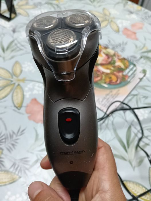Máquina de barbear com pouco uso