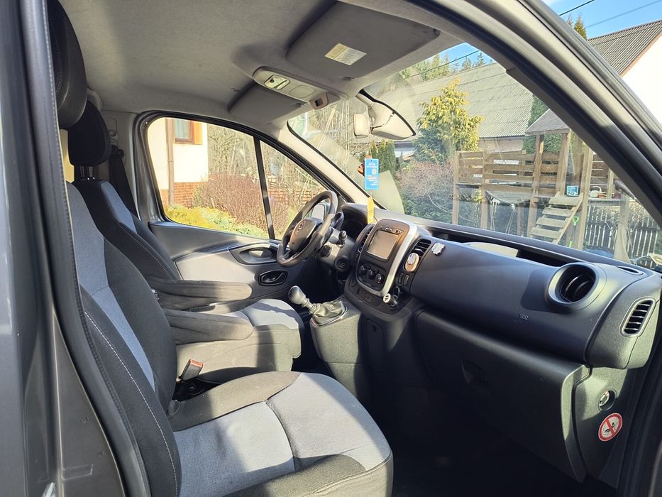 Opel Vivaro 2015 rok 8-osobowy
