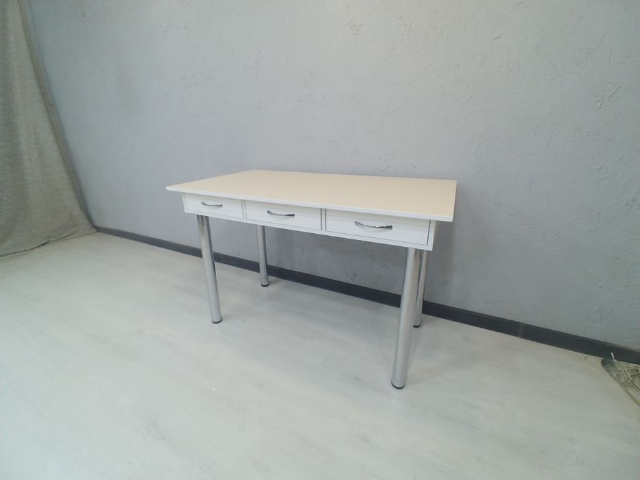 Стол.   кухонный