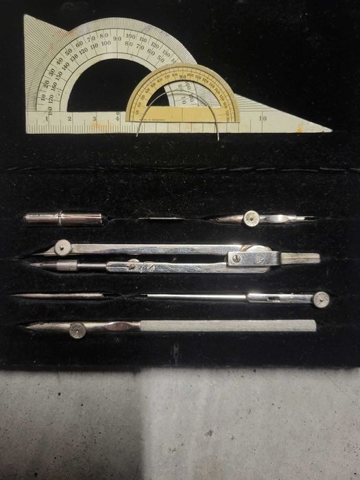 Conjunto Compasso e Ferramentas