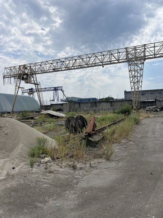Аренда открытого склада с козловым краном 10 тн