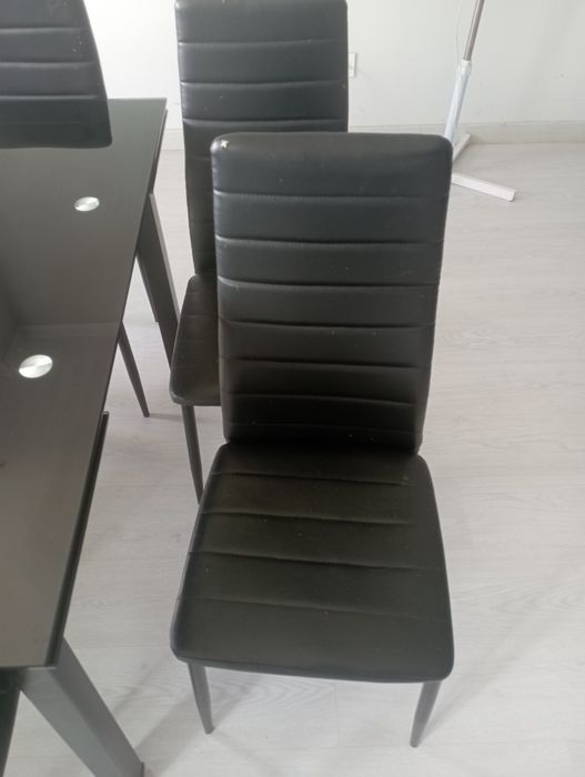 Mesa extensora nde vidro preta com 6 cadeiras ,seve para jantar ou sala de escritório