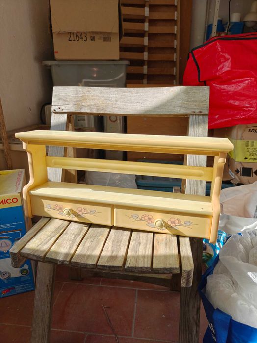 Prateleira decorativa com 2 gavetas estilo vintage