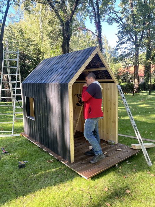 Skandynawski drewniany domek dziecięcy z tarasem