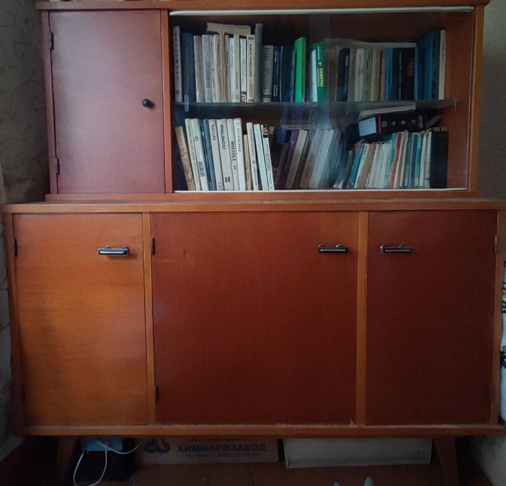 Книжкова шафа-сервант