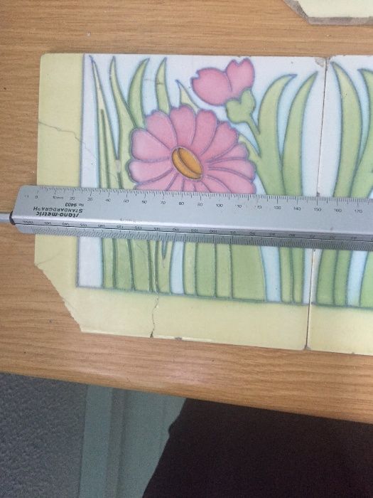 Azulejos "Art-deco" com relevo.