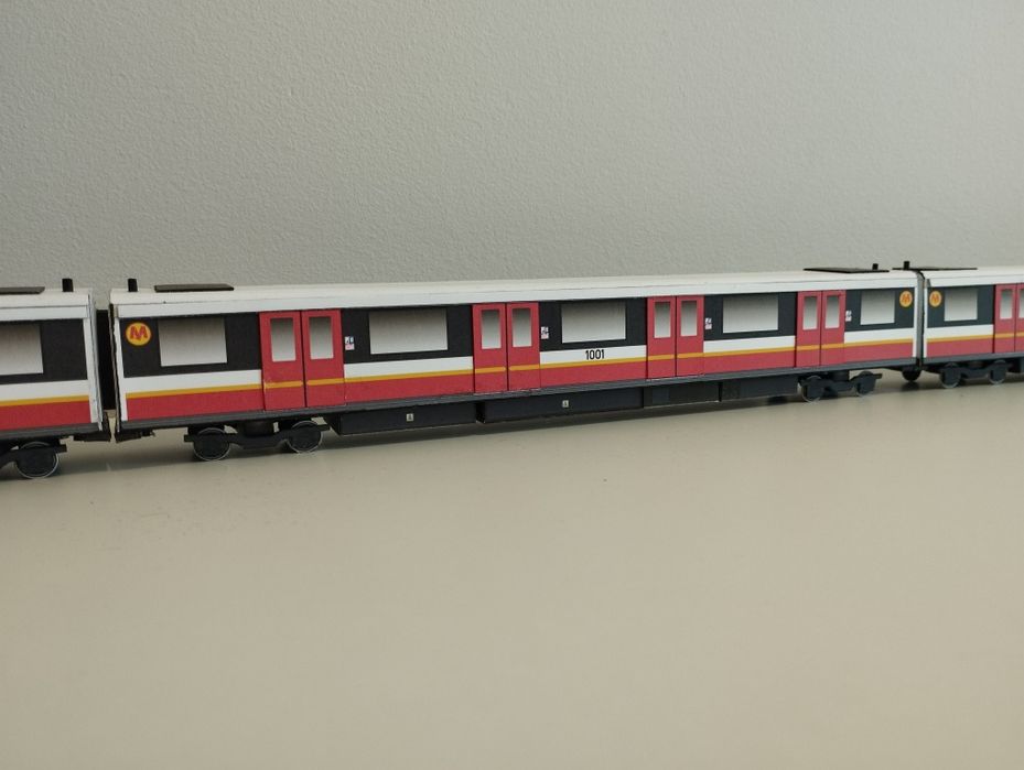 Alstrom Metropolis 98B 1:87 zabawka pociąg pasażerski miejski autobus