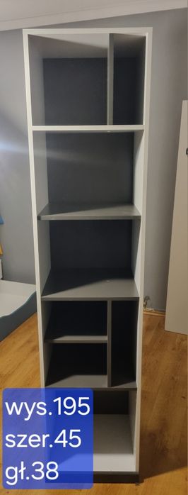 Zestaw mebli młodzieżowych po dziewczynie.