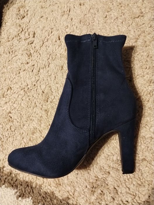 Granatowe buty na obcasie