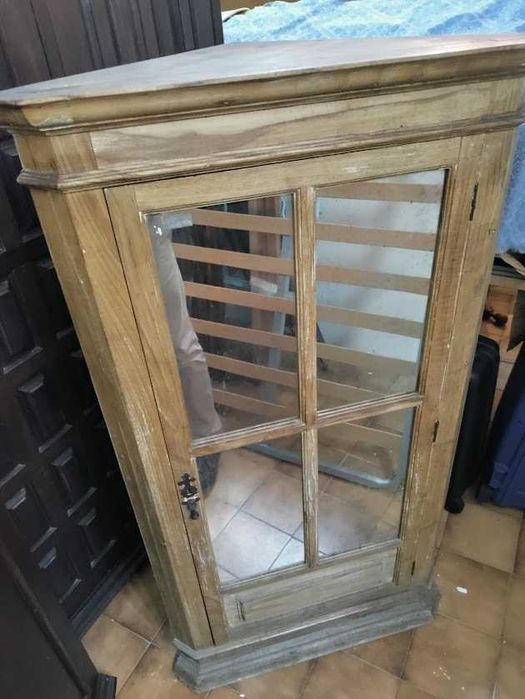 Vitrine Rústica de Canto em Madeira