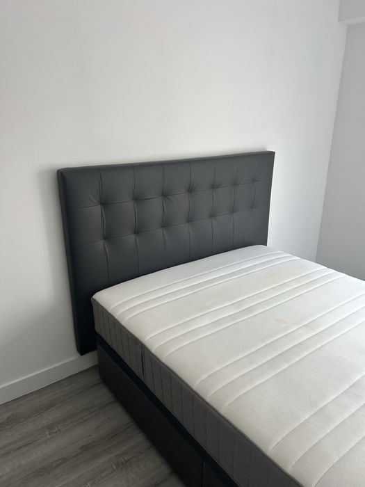 Cabeceira de cama estofada de cor preta