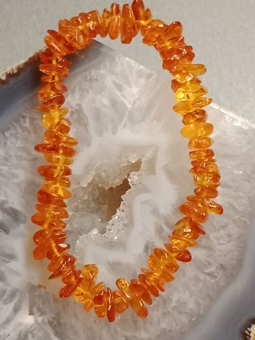 Drobna bransoletka z bursztynu na gumce bursztyn bałtycki bursztynki