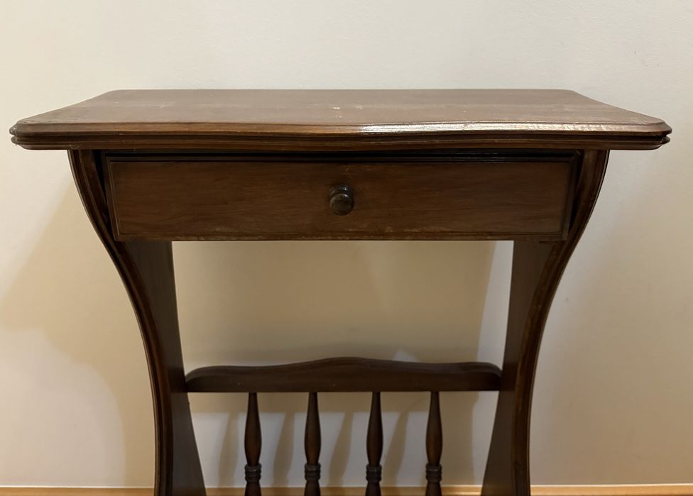 Mesa com suporte para jornais