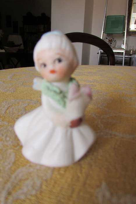 Bonecas decorativas em loiça