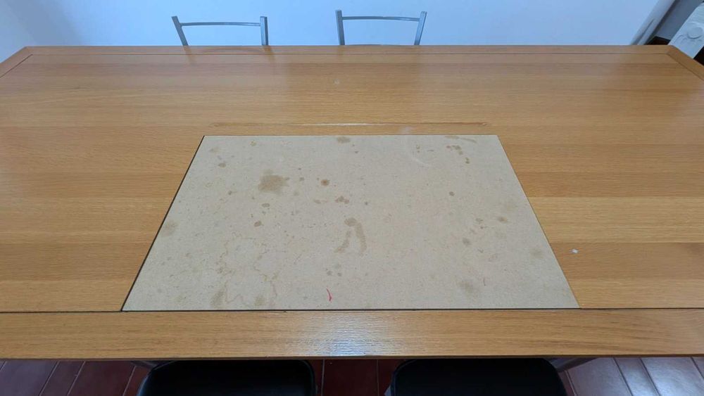 Uma mesa de jantar com 4 cadeiras