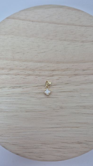 Złoty wisiorek zawieszka mini koniczynka biała p. 585