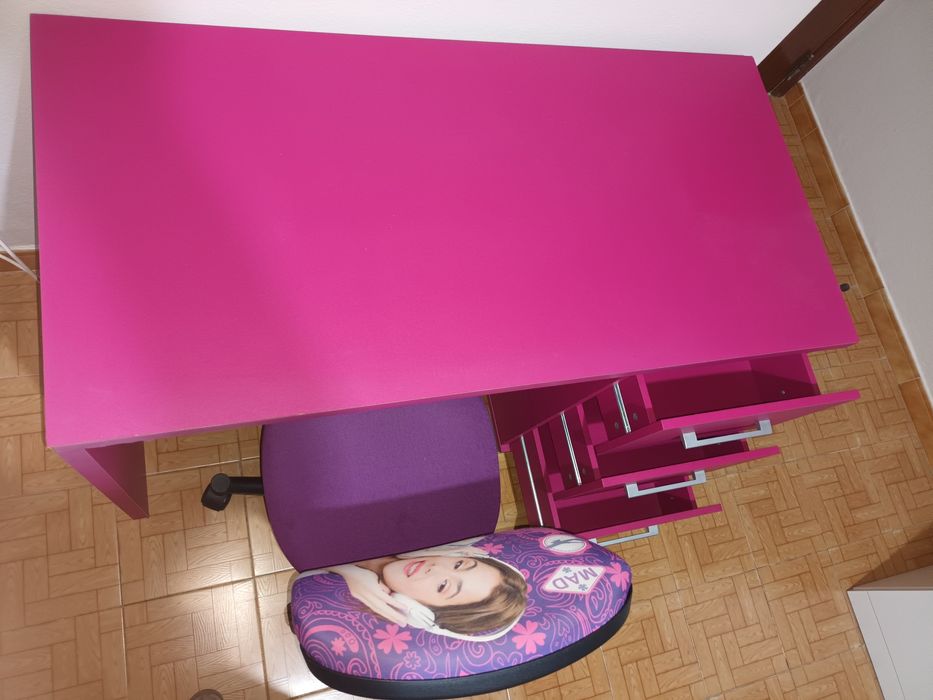 Secretaria rosa com cadeira