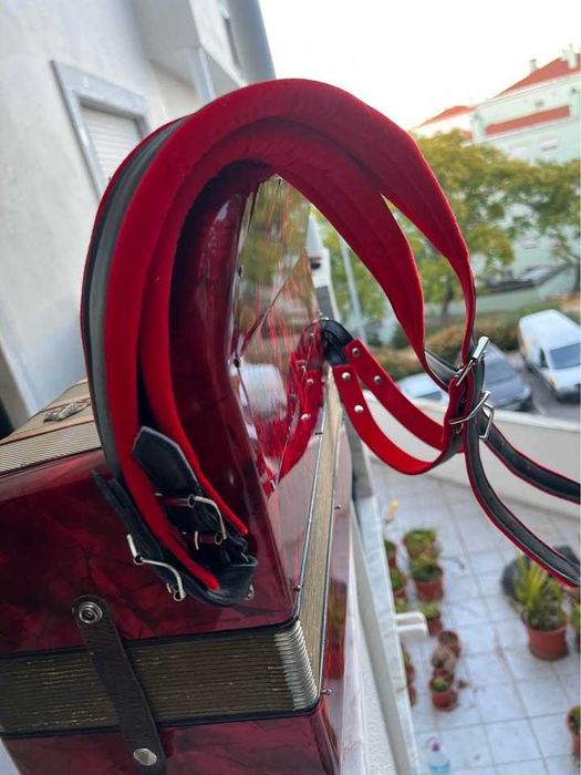 Acordeão Hohner Amati VIII à 3a voz com saco e correias novas