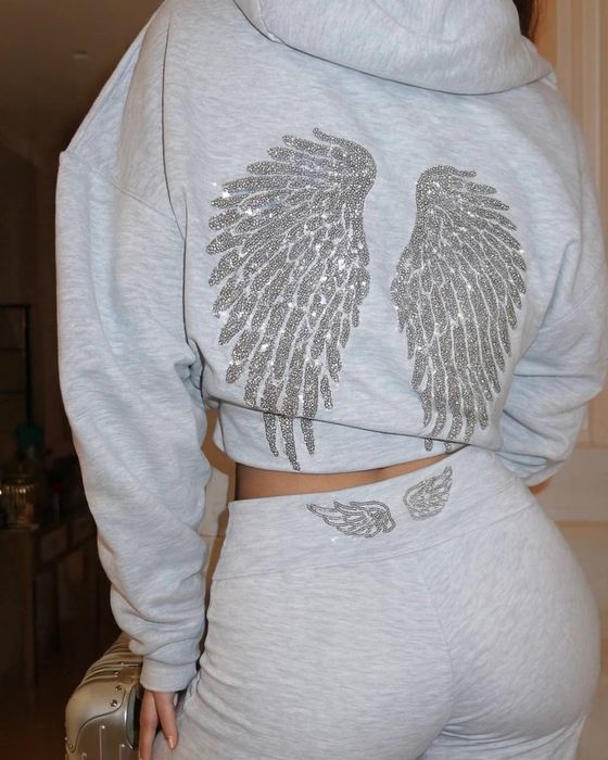 Костюм з худі та штанів, з крилами зі стразів