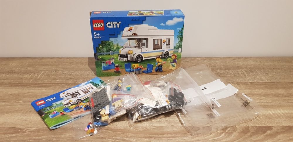 LEGO City 60283 Wakacyjny Camper