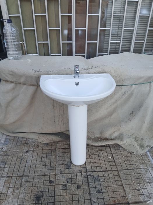 Lavatorio de pé com torneira misturadora