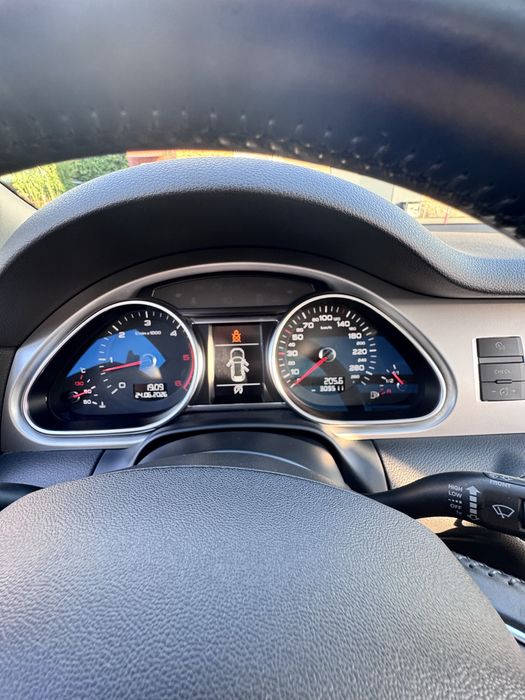 Позашляховик Audi Q7