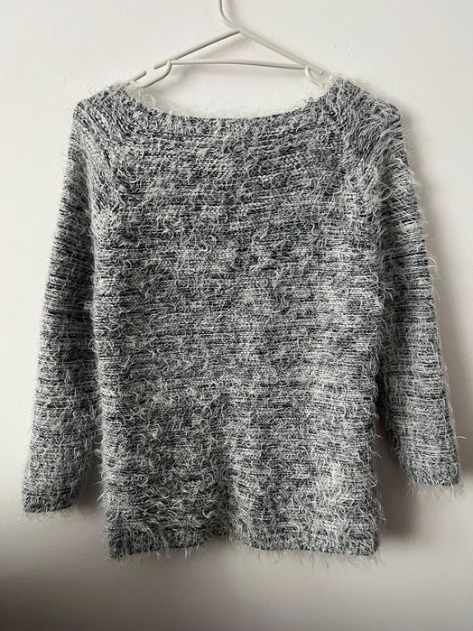 Puszysty szary sweter