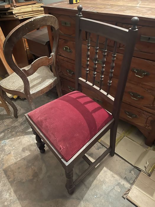 Cadeira antiga em estado razoavel