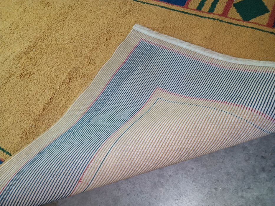 Belíssima carpete em exemplar estado de conservação, medidas: 177/119c