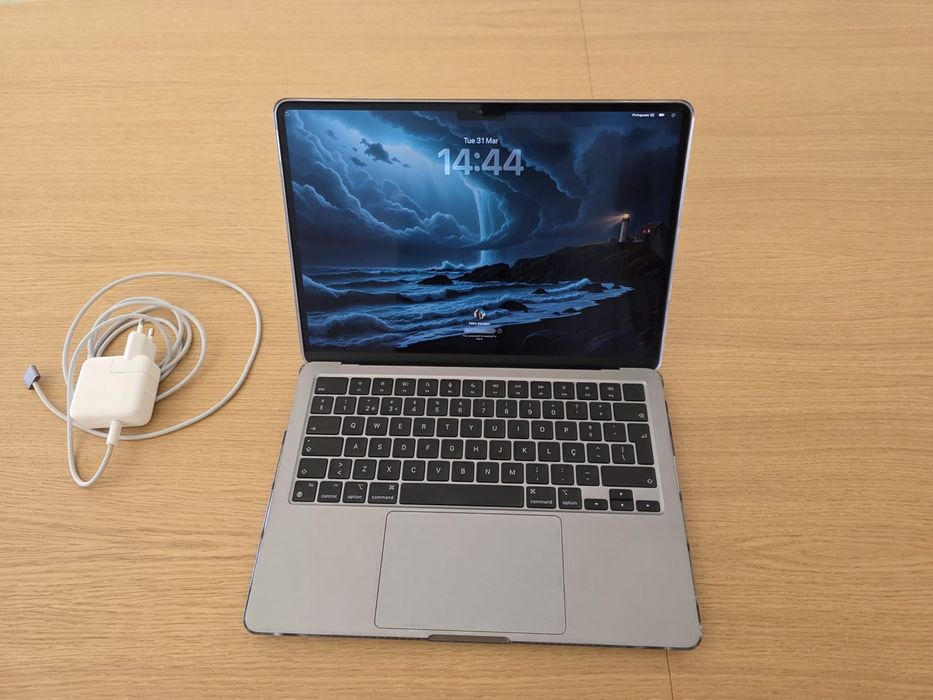MacBook Air M2 (2022) – Como Novo – 8GB RAM / 256GB SSD