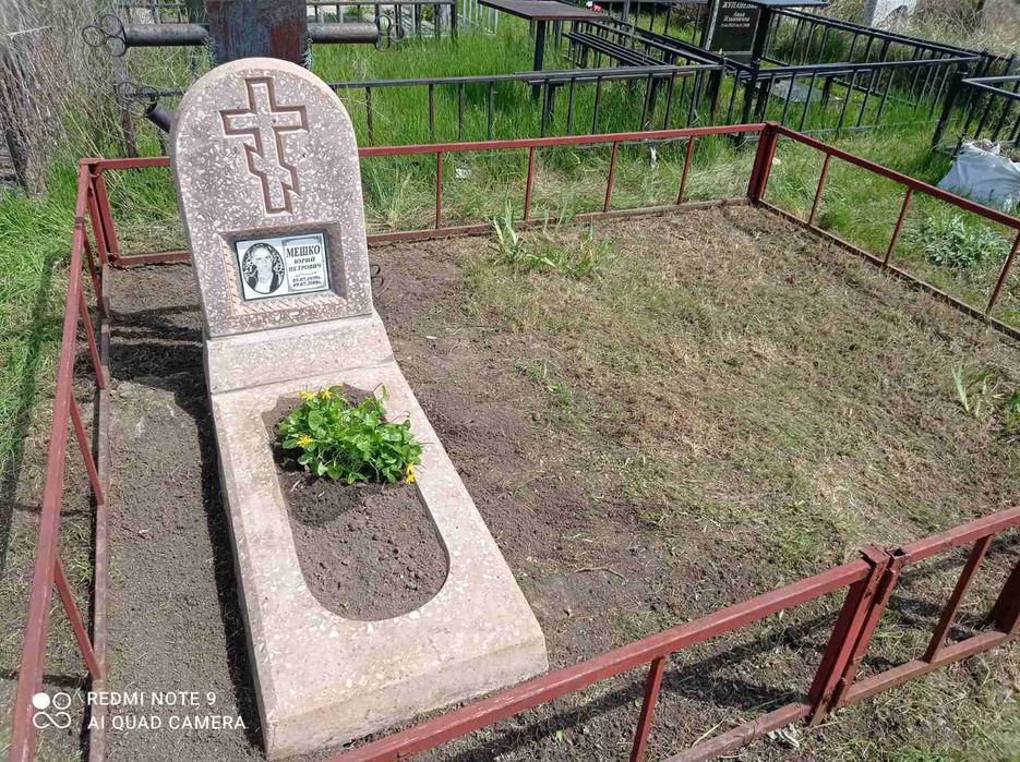 Уборка могил.Приведу в порядок участок на кладбище.