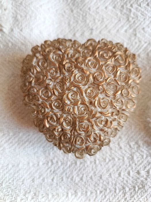 Złocony pojemnik szkatułka w kształcie serca