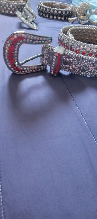 Cintos da moda varias cores novos em aço e brilhantes