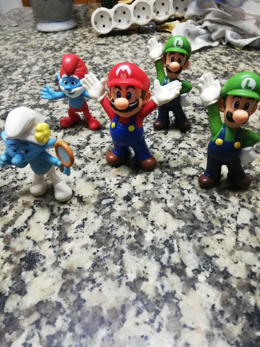 Boneco do super Mario pequeno entre outros