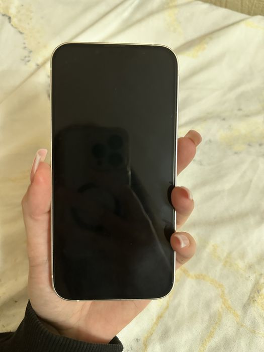 Телефон iPhone 13